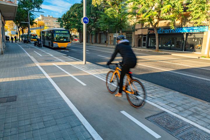 Transport sostenible a Viladecans, carril bici i transport públic elèctric