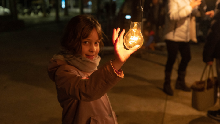 Nena encenent un llum!